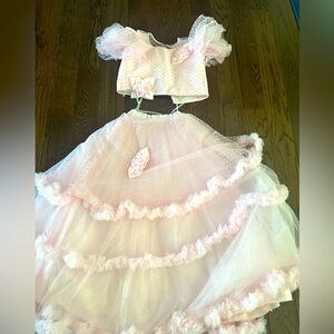 Girls 2 piece size 6 to 8 years